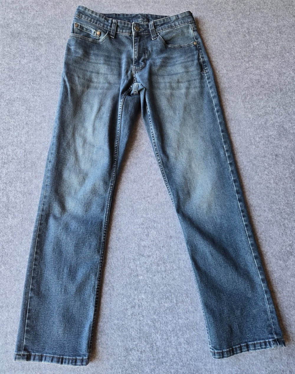 IZOD Men’s Straight Fit Comfort Fit Stretch Jeans Medium Blue Wash Size 30x30